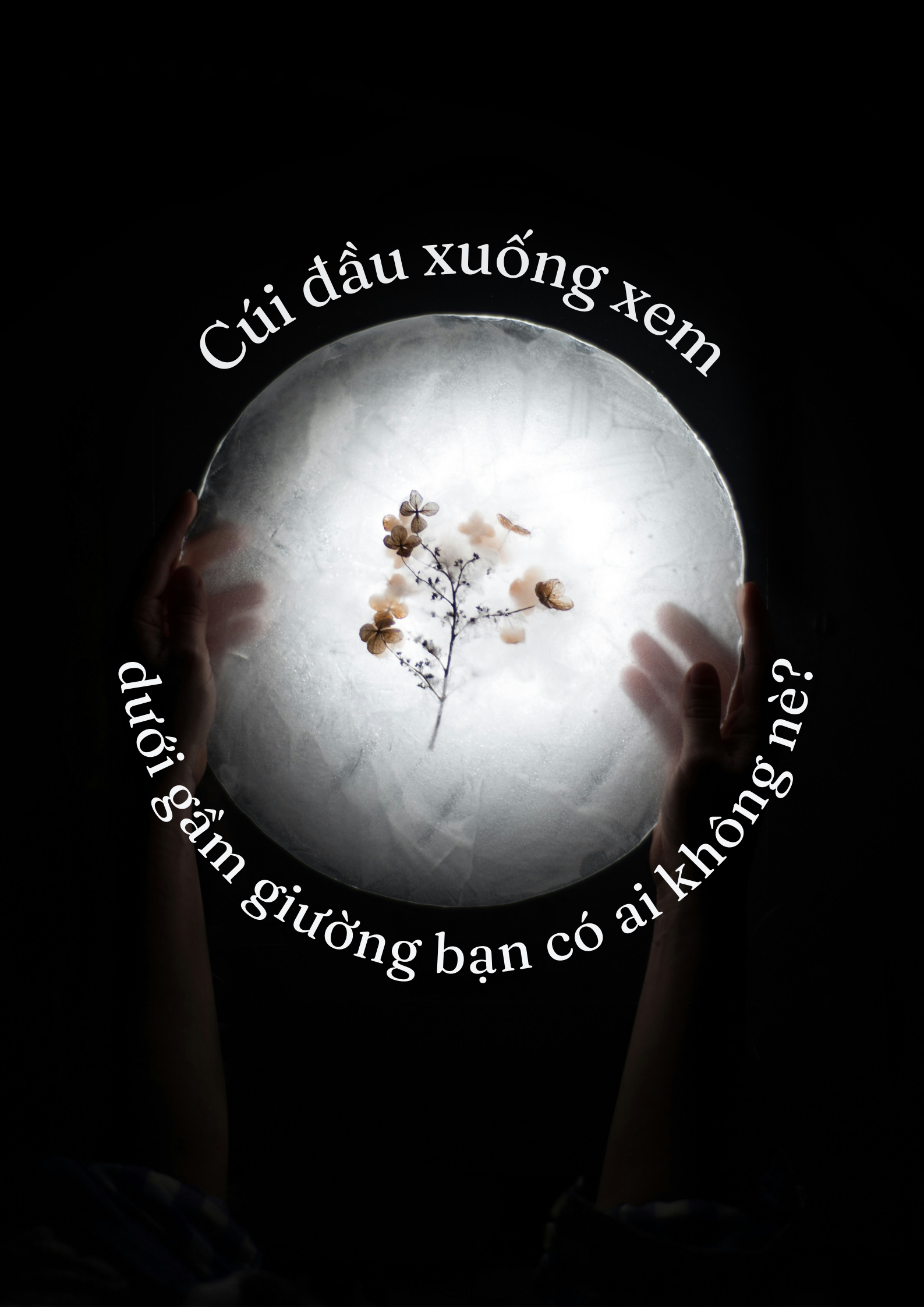 Cúi đầu xuống xem, dưới gầm giường bạn có ai không nè?